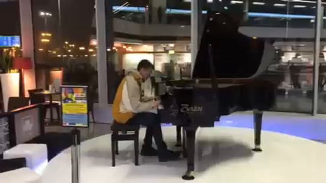 Chris Isaak - Wicked game (piano version at Warwsaw airport of F. Shopin) смотреть онлайн