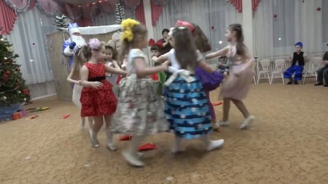 Дет сад 136. Танец "Калинка современных кукол" смотреть онлайн