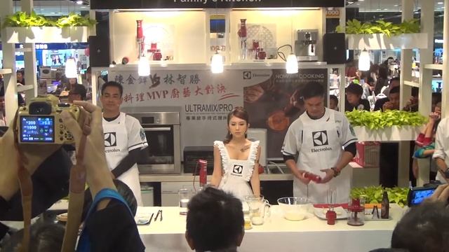 20131026 開場 陳金鋒、林智勝、雞排妹 新品上市活動 ULTRAMIX/PRO專業級手持式攪拌棒 伊萊克斯（Electrolux） 新光三越A8館7F смотреть онлайн