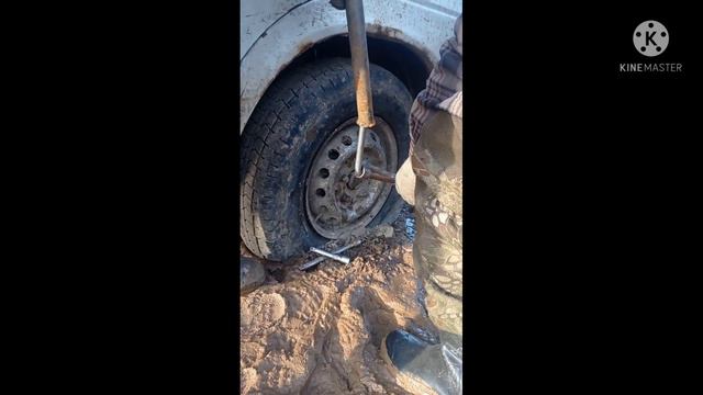 откручивае колесо в бусе / сила есть ума не надо))) смотреть онлайн