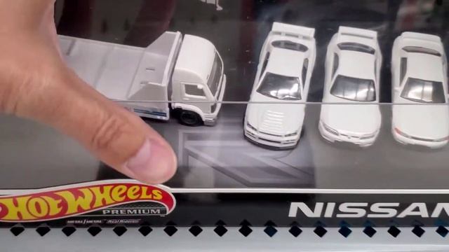 Hot Wheels Nissan Skyline GT-R Collector Premium Set смотреть онлайн