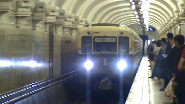 Метропоезд 81-717.5А/714.5А Сокольники станция Комсомольская смотреть онлайн