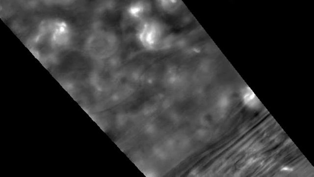 Пролет станции Cassini от северного полюса Сатурна до крупного атмосферного вихря планеты смотреть онлайн