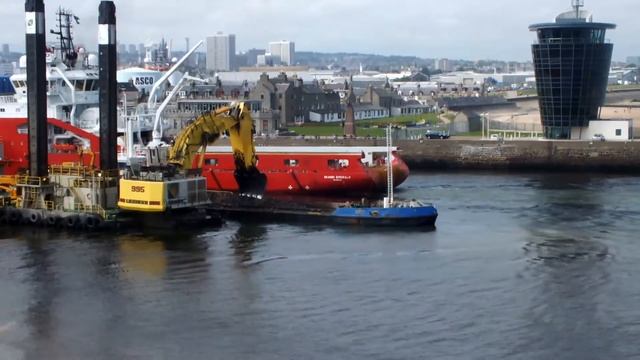 Timelapse Skandi Emerald Entering Aberdeen Harbour and passing the Nordic Giant смотреть онлайн
