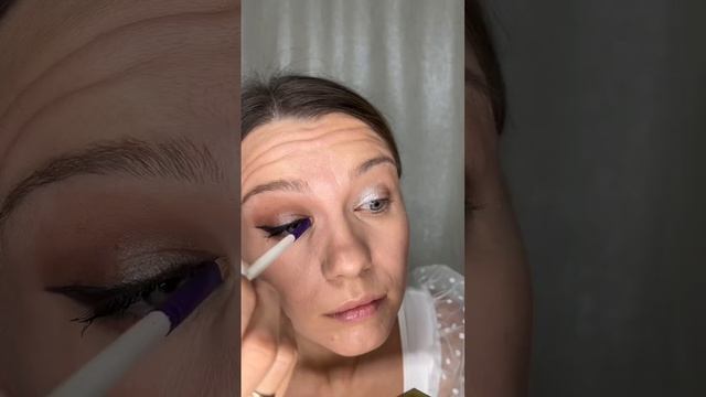 Стрелка тенями #shorts #макияж смотреть онлайн