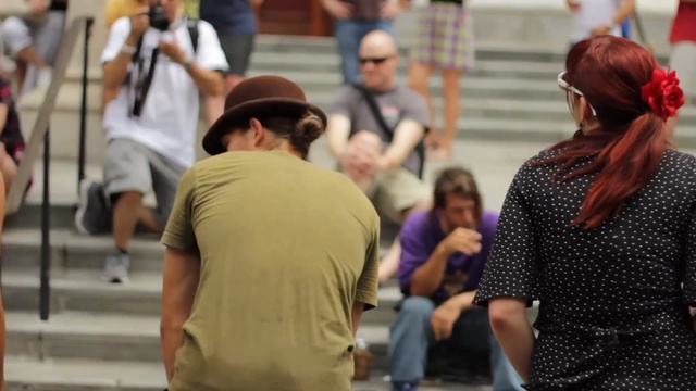 ИГРАЮТ ДЖАЗ НА УЛИЦЕ ► Уличный Клуб Музыкантов при Участии Случайных Прохожих смотреть онлайн