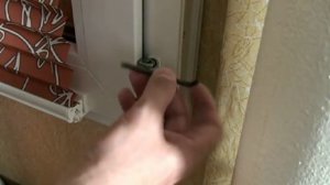 Створка окна открывается одновременно в двух положениях. Регулировка окон ПВХ своими руками.