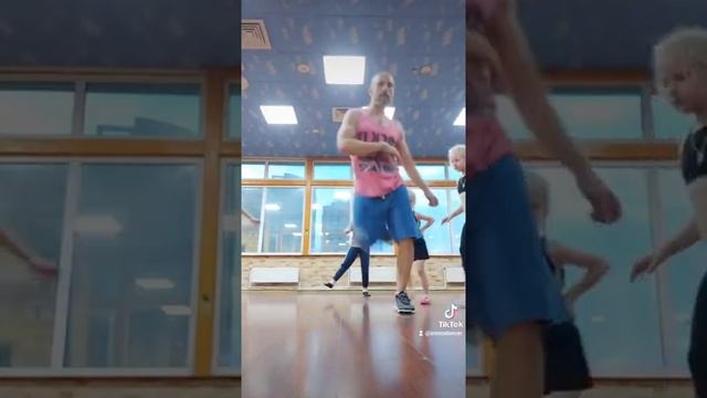 УРОК ТАНЦА SHUFFLE DANCE ИЗ ТИК ТОК ТАНЦЫ 2021. ОБУЧЕНИЕ ТАНЦАМ ШАФЛ ДЛЯ НАЧИНАЮЩИХ . смотреть онлайн