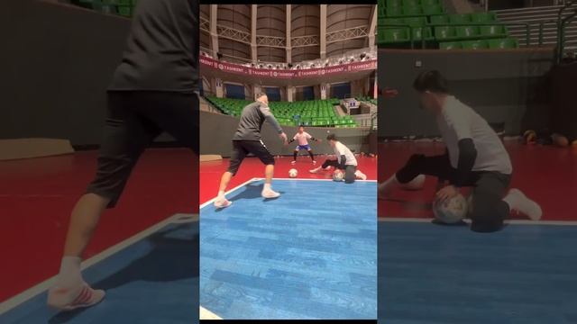 Базовые упражнения вратаря в футзале #futsal #goalkeeper #exercise смотреть онлайн