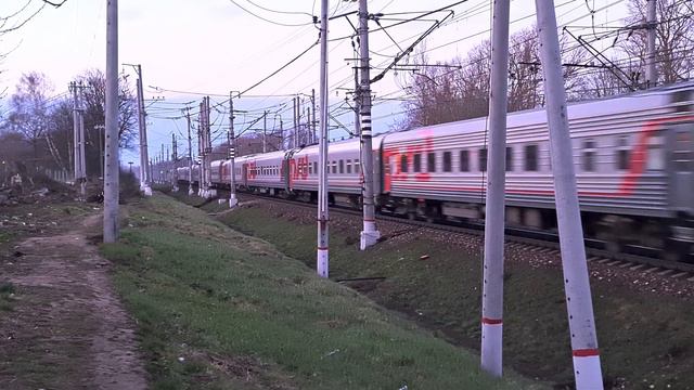 Встреча! Электровоз ЭП2К-350 и ЭП2К-222 С пассажирским поездом С-ПЕТ-ЛАД-МСК/АДЛЕР - С-ПЕТ-МСК смотреть онлайн