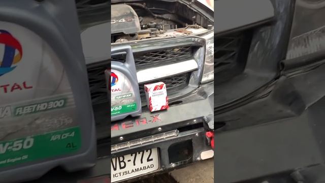 HiLux D-4D engine oil change смотреть онлайн