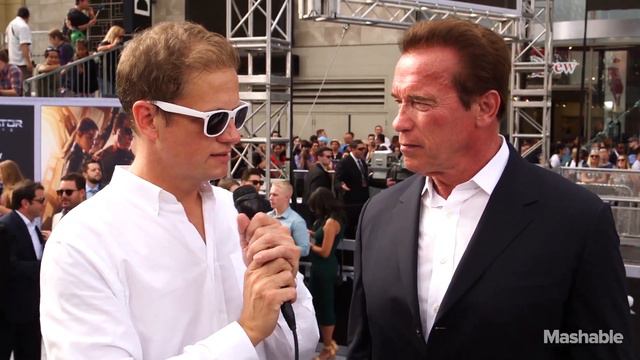 Not even a real explosion can make Arnold Schwarzenegger flinch | Mashable смотреть онлайн