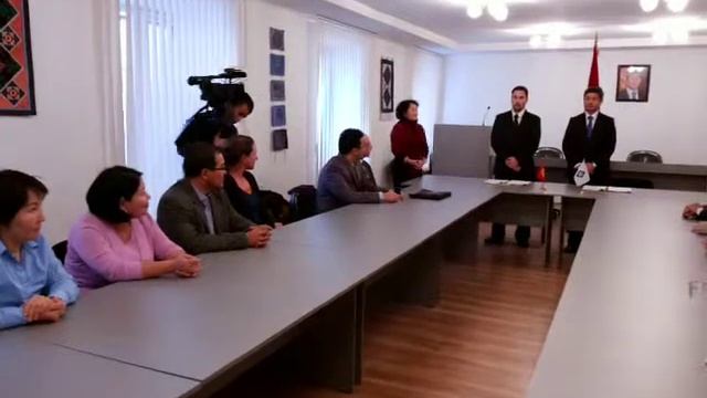 Подписание договора между Хельветас КР и АПТО (Кристиан Штайнер -директор Хельветас КР) смотреть онлайн