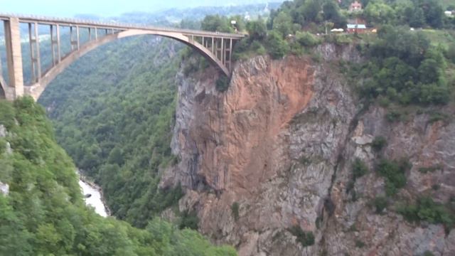 Полёт над каньоном реки Тара. Глубина 152, длина 824 метра. смотреть онлайн