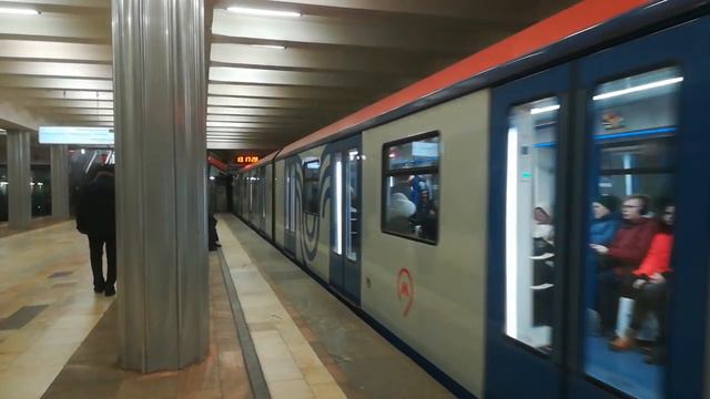 Поезд Москва на станции метро Октябрьское поле (1) смотреть онлайн