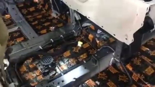 Достаем листы виброизоляции из печки и не тратим время на нагрев каждого, наносим в Ниссан Мурано смотреть онлайн