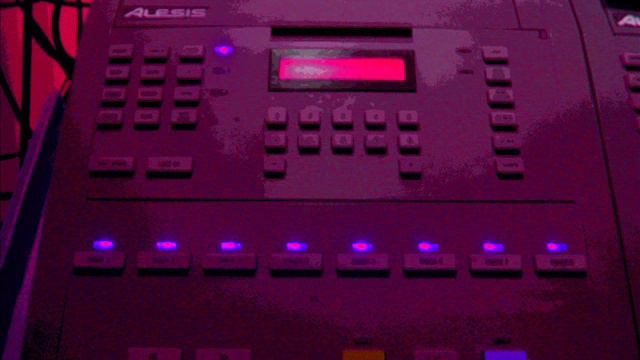 Alesis MMT-8 backtrack Sequences смотреть онлайн