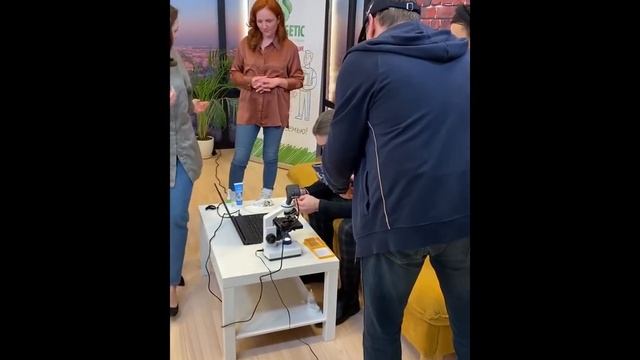Оператор с микроскопом и камерой, регистрирующей состав объектов в режиме онлайн смотреть онлайн