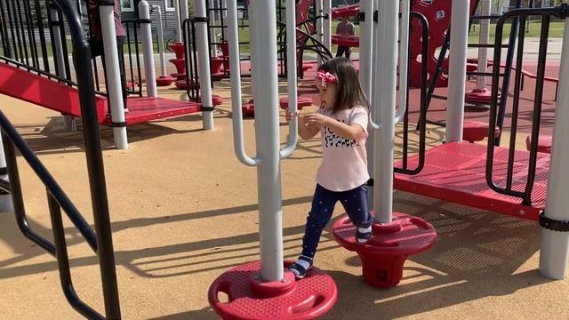 Мила и София играют в куклы на детской площадке смотреть онлайн