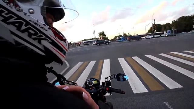 Прокатил девушку на мотоцикле Красавица держалась до последнего смотреть онлайн