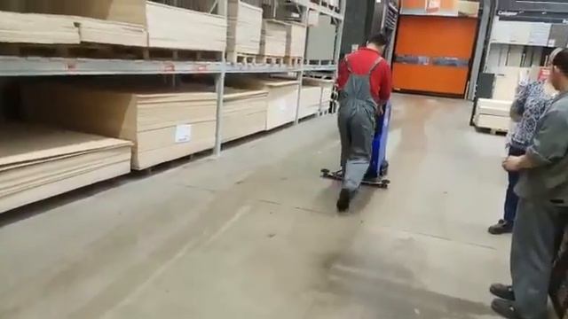 Обзор работы аккумуляторной поломоечной машины МЕТЛАНА М50B в строительном гипермаркете - КИИТ смотреть онлайн