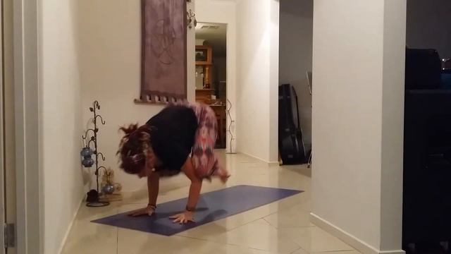 Yoga Blooper with Leisa online personal trainer - Wall crash by over jumping смотреть онлайн