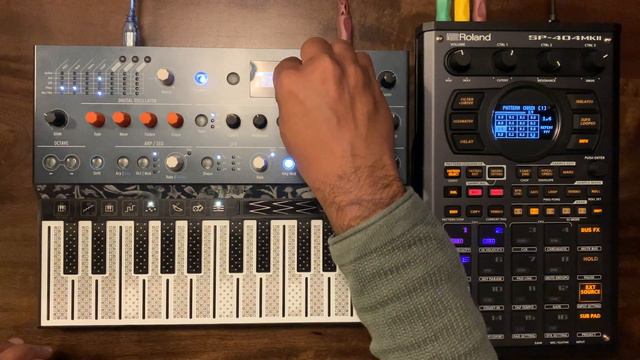 Arturia Microfreak keyboard performance with Roland SP404 Mk2 смотреть онлайн