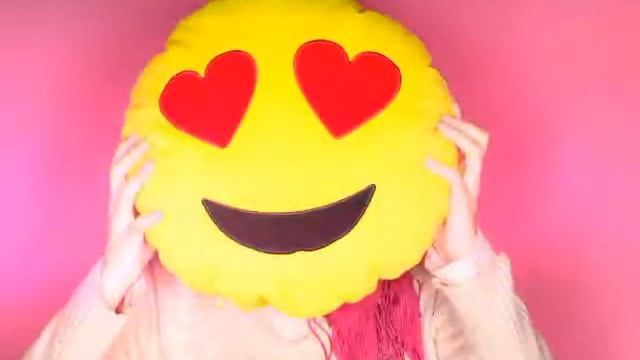 С праздником, Девчата! Подушки смайлики. смотреть онлайн