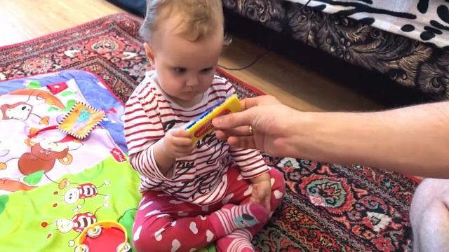 Музыкальные инструменты ребенка в 1 годик ксилофон, бубон, губная гармошка, маракасы и барабан ведр смотреть онлайн