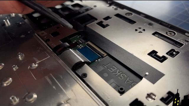 How To Upgrade or Replace Your Palmrest Touchpad Assembly | Dell Precision 3561 смотреть онлайн