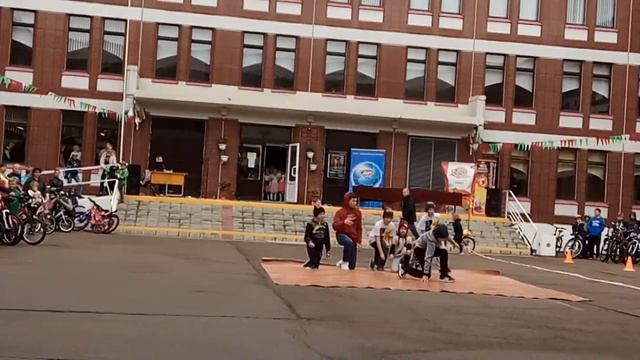 Выступление в Марьиногорской гимназии школы брейк- данса "Dabrawa" смотреть онлайн