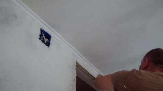 Приклеиваем потолочный плинтус 22 07 16