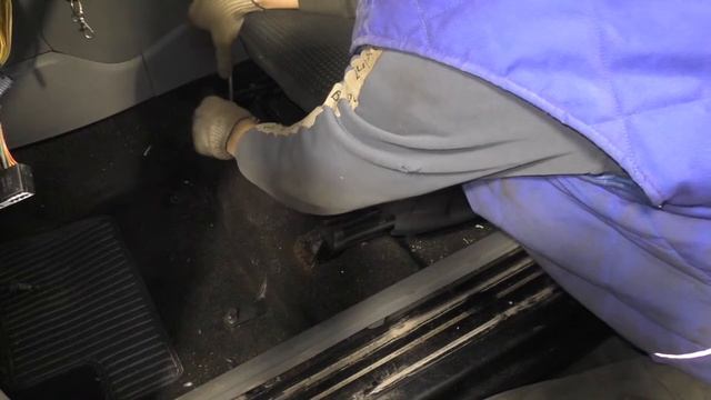 Ford Focus 2 - How to remove the front seat смотреть онлайн