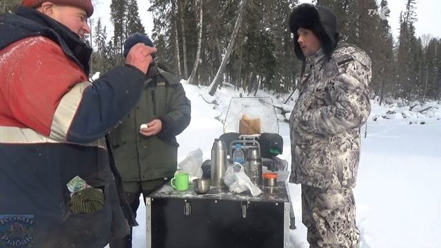 23 февраля \ ПРАЗДНИЧНАЯ РЫБАЛКА НА ЛЕСНОЙ РЕЧКЕ \ Часть 1 \ Пробиваемся на новые места смотреть онлайн