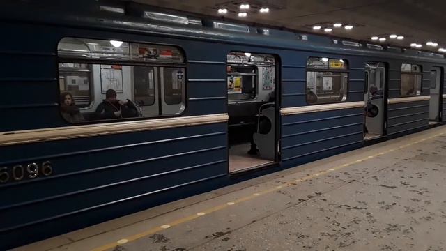 Старый вагон салон мало людей смотреть онлайн