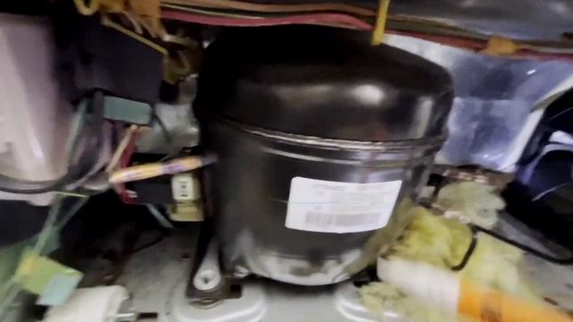 Очень горячий компрессор в холодильнике. Почему? Очень быстрая диагностика холодильника в США. смотреть онлайн