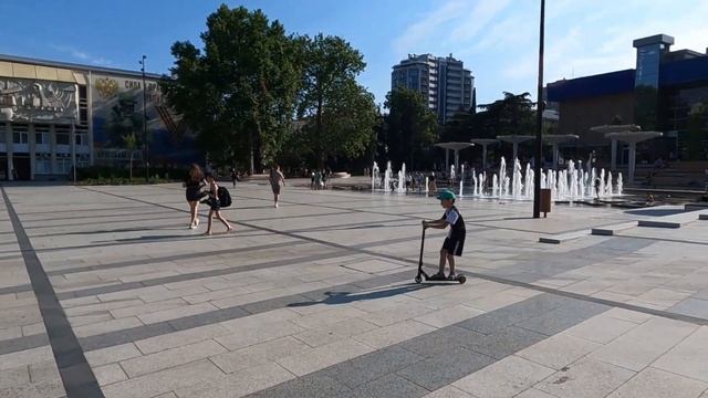 В ЯЛТЕ ИЗУРОДОВАЛИ главную площадь города! Площадь Советская после недешевой реконструкции... смотреть онлайн