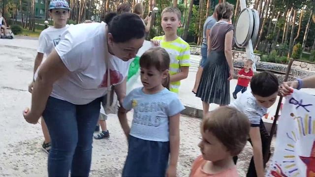 Дети рисуют свой флаг России смотреть онлайн