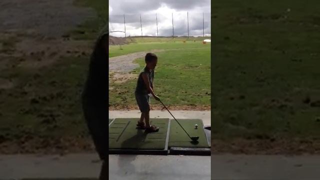 Oscar Tees it up (first golf lesson) смотреть онлайн