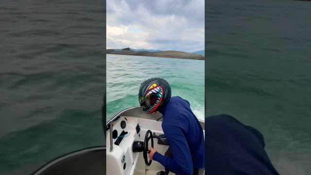 Прогулки на катере ? Этот отморозок в шлеме F1?