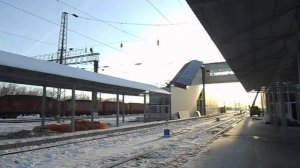 Станция Караганда-Пассажирская - фасад вокзала, консоль и ЖД-пути | декабрь 2019