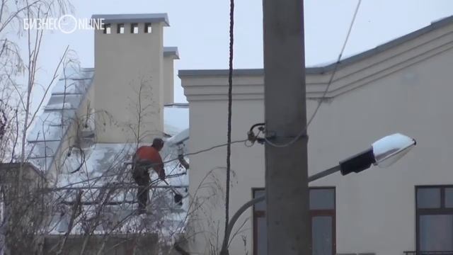 Испытано на себе: экстремальная уборка снега с казанских крыш смотреть онлайн