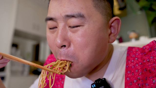 【超小厨】3斤面条，做一大盆四川凉面，配上韩式辣白菜，凉面加辣白菜，夏日绝配！ смотреть онлайн