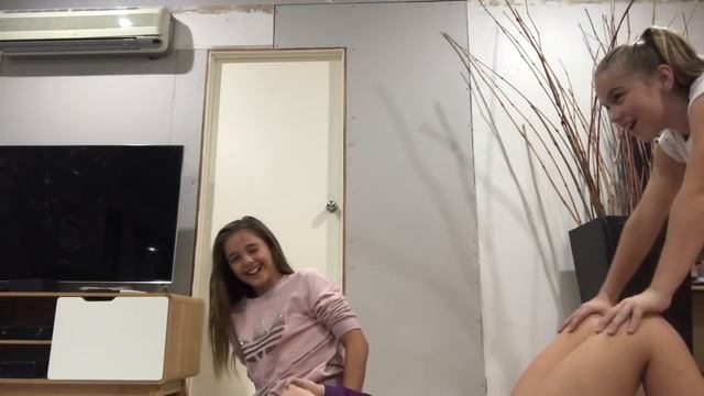CHEERLEADERS YOGA POSE CHALLENGE - CHEER Friends / 3 PERSON YOGA Edition!!!