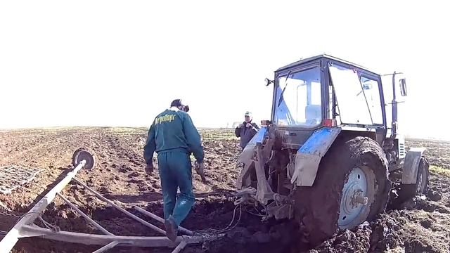 Бороним поля на Т-150, МТЗ-1221. Буксуем безвучно. смотреть онлайн