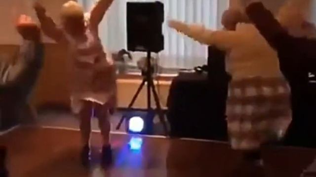 Old people dancing to drum and bass video mash up смотреть онлайн