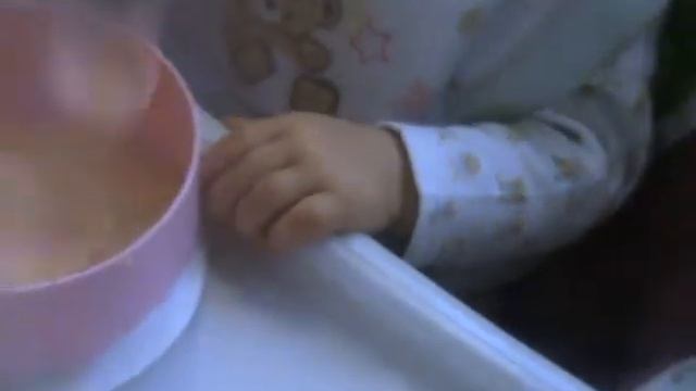 Не видите мы - кушаем. (Моя внучка Анжелика - 12.03.2008 г.) смотреть онлайн