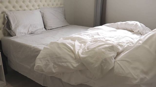 How I Make My Bed | Hotel-Style | The Simple Chic Life смотреть онлайн