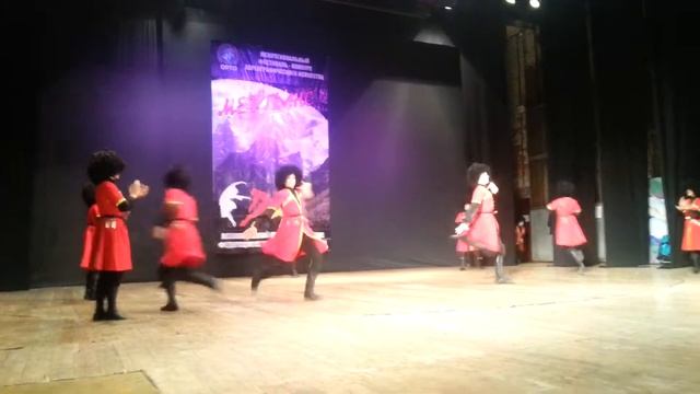 Горский танец в исполнении ансамбля "Рыжий Лев" .Осетия,Владикавказ. смотреть онлайн