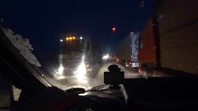 ЧУДОМ не ВРЕЗАЛСЯ в БЕНЗОВОЗ! / ВСТАЛИ ФУРЫ НА М5! смотреть онлайн